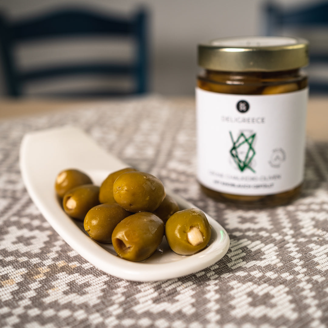 Grüne Oliven mit Knoblauch gefüllt in Salzlake