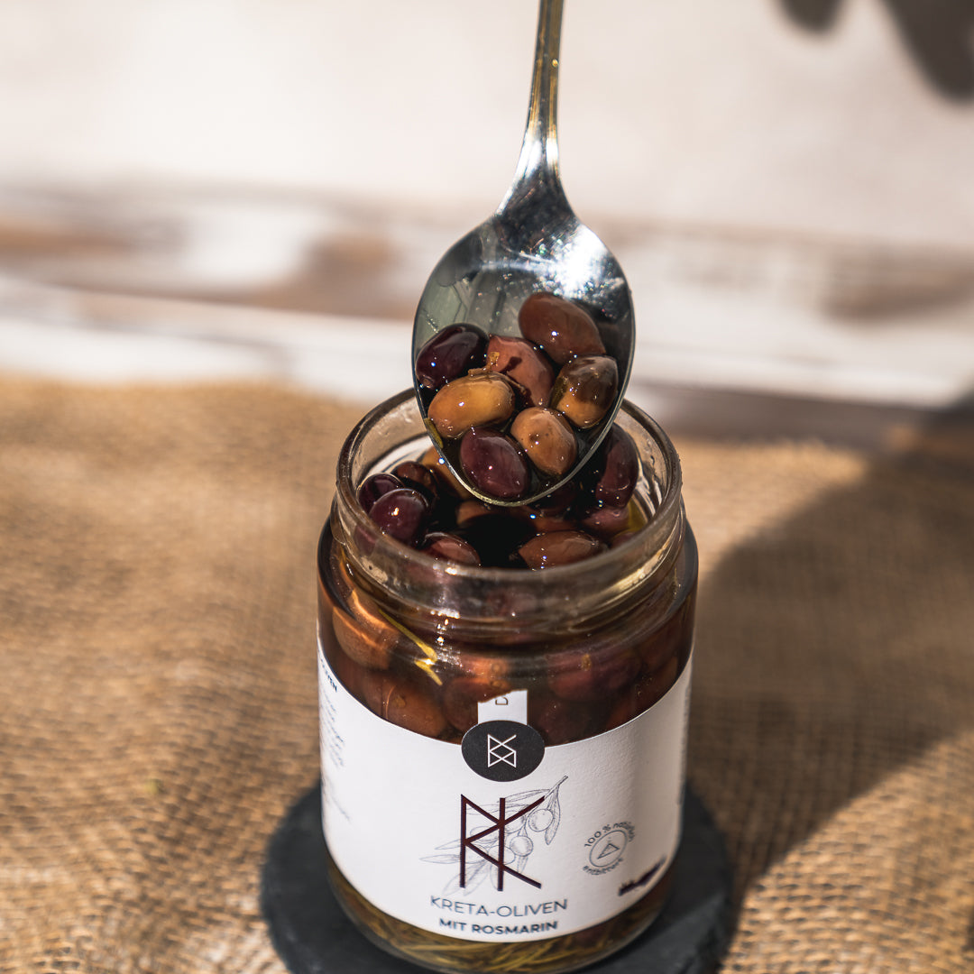 Kreta-Oliven mit Rosmarin