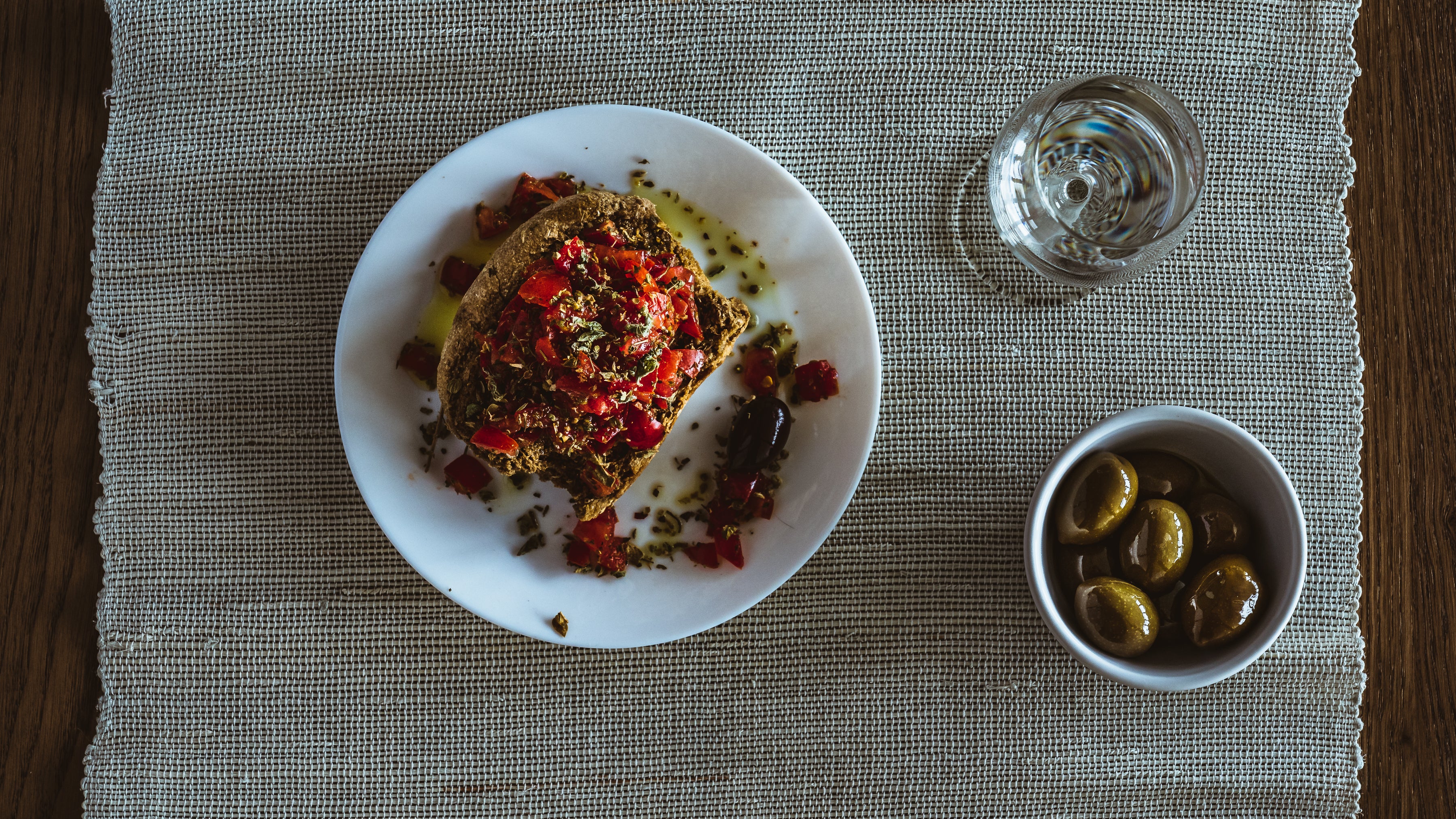 Dakos - kretischer Zwieback mit Tomate – Deligreece | pure handmade quality Dakos - kretischer Zwieback mit Tomate – Deligreece | pure handmade quality