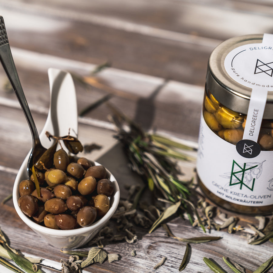 Grüne Kreta-Oliven mit Wildkräutern