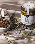 Grüne Kreta-Oliven mit Wildkräutern