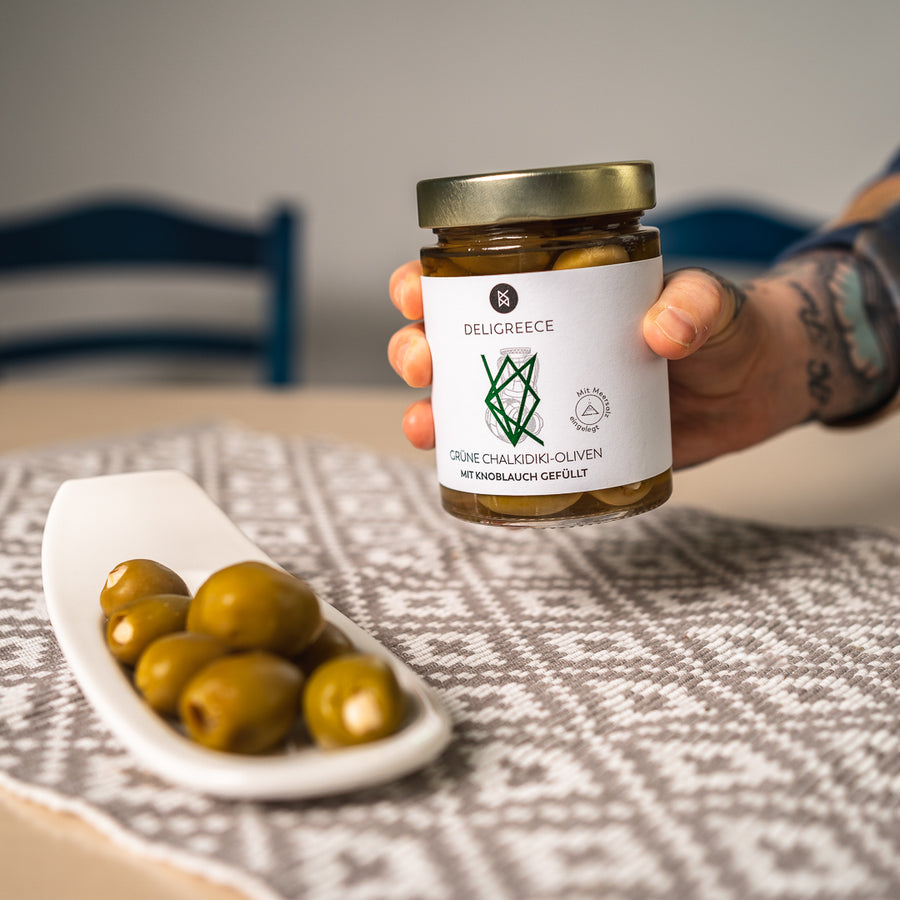 Grüne Oliven mit Knoblauch gefüllt in Salzlake