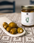Grüne Oliven mit Knoblauch gefüllt in Salzlake