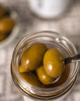 Grüne Oliven mit Stein in Salzlake